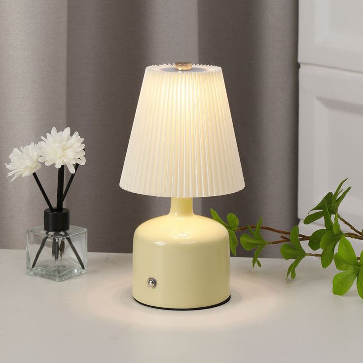 Wireless table lamp
